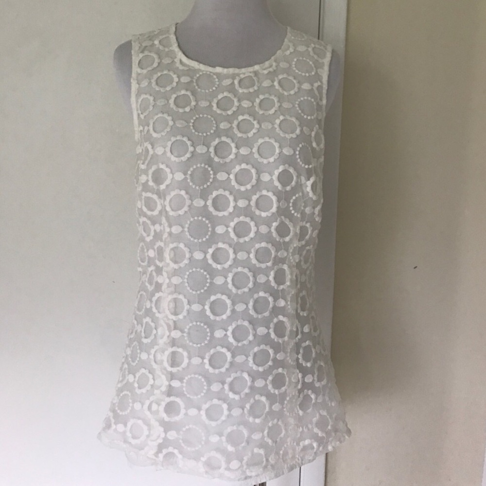 PRETTY TOP LACE DETAILS.